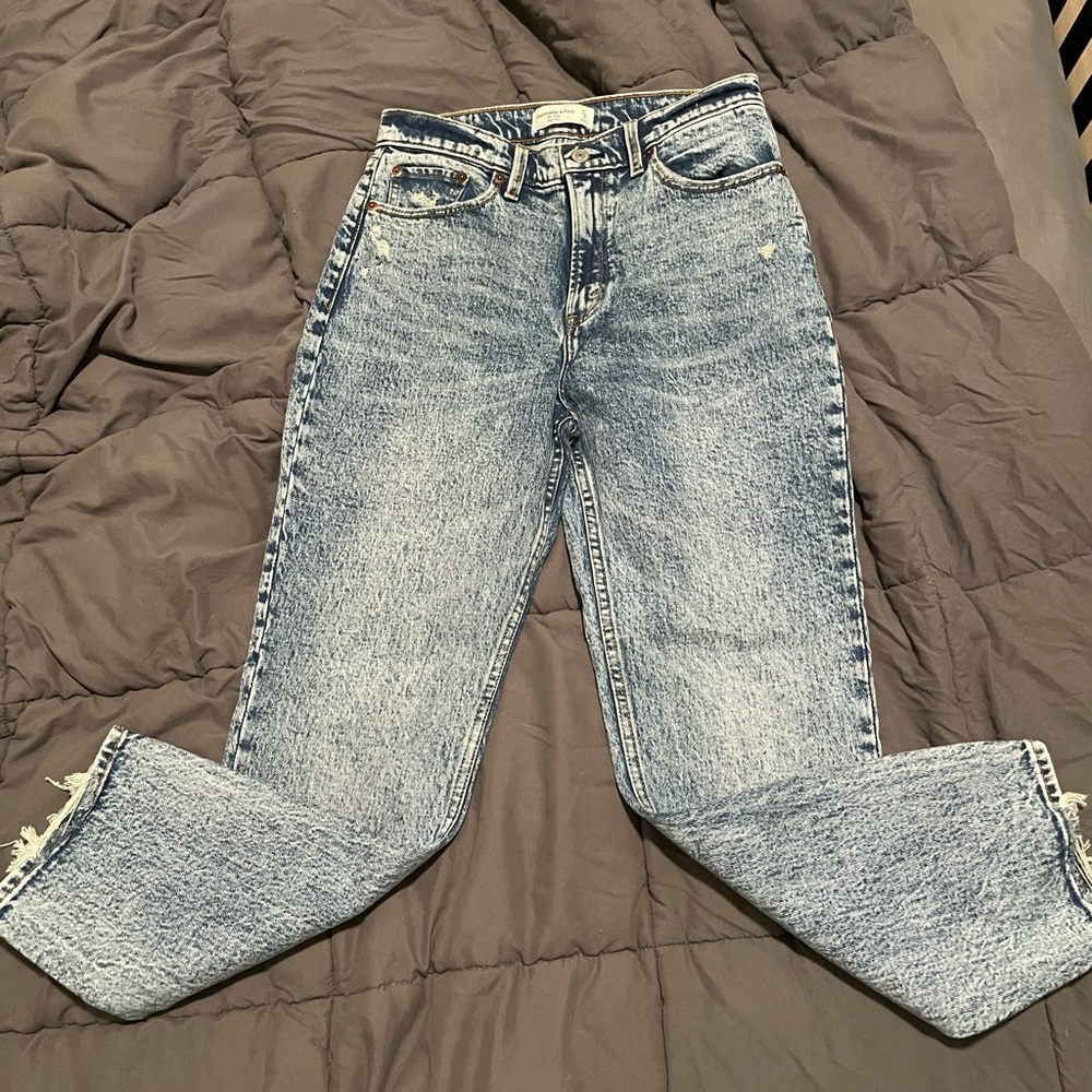 Abercrombie and Fitch mom jeans